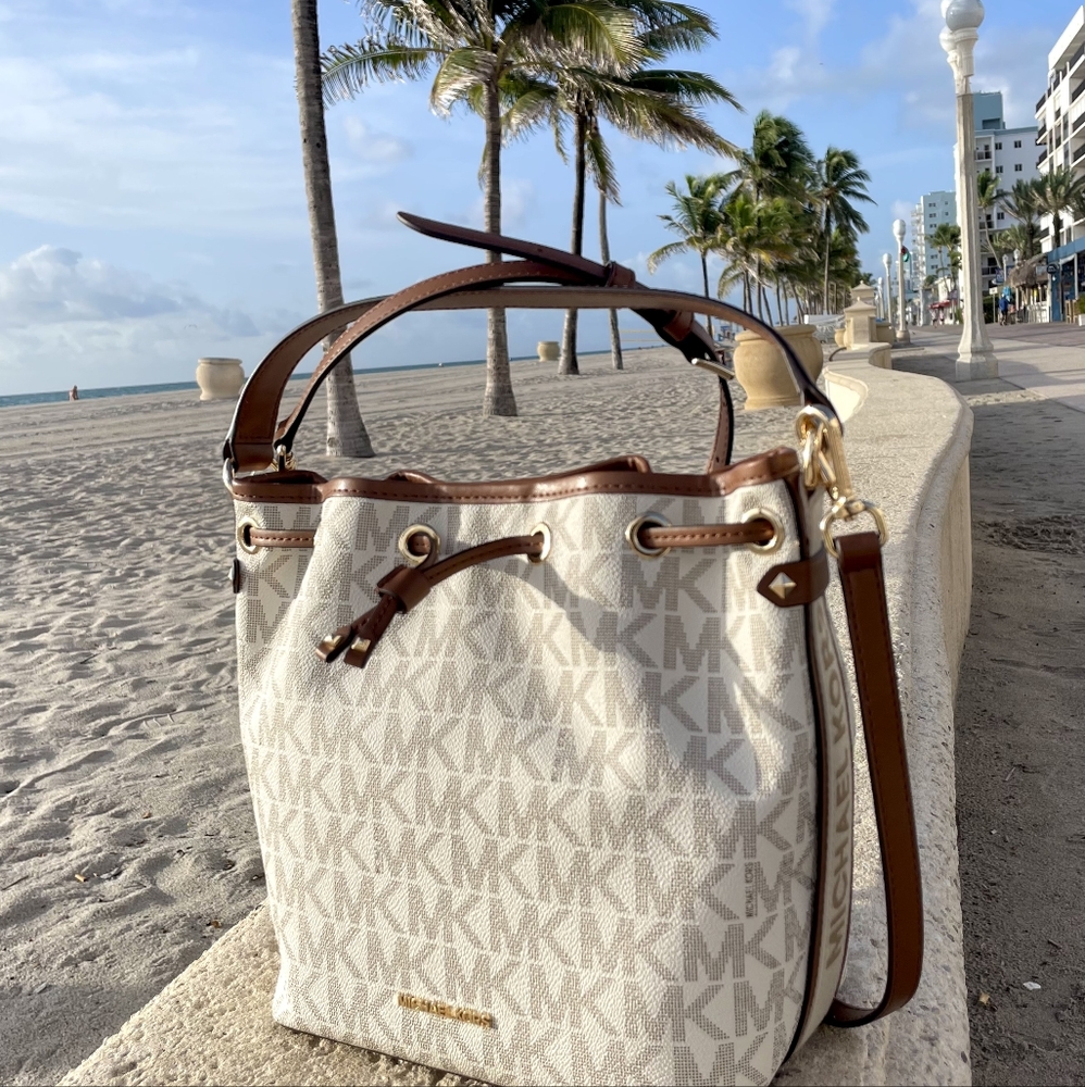 $358 New Michael Kors MAEVE LG BCKT MSGR Handbag MK Vanilla Purse Bag ( NWT ) - Picture 3 of 9